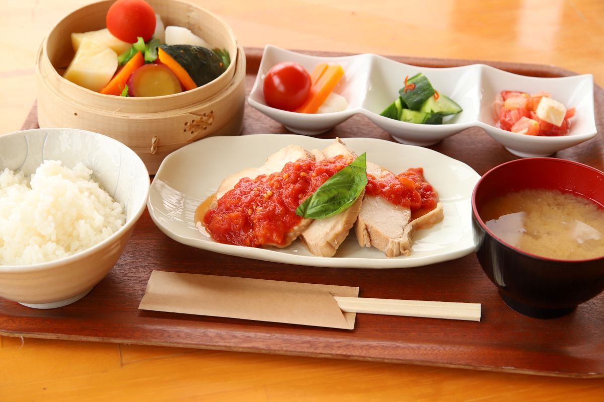トマトをふんだんに使ったとれたて定食