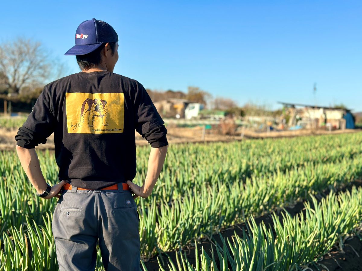 若松屋オリジナルTシャツを身に着ける赤塚功太郎さん