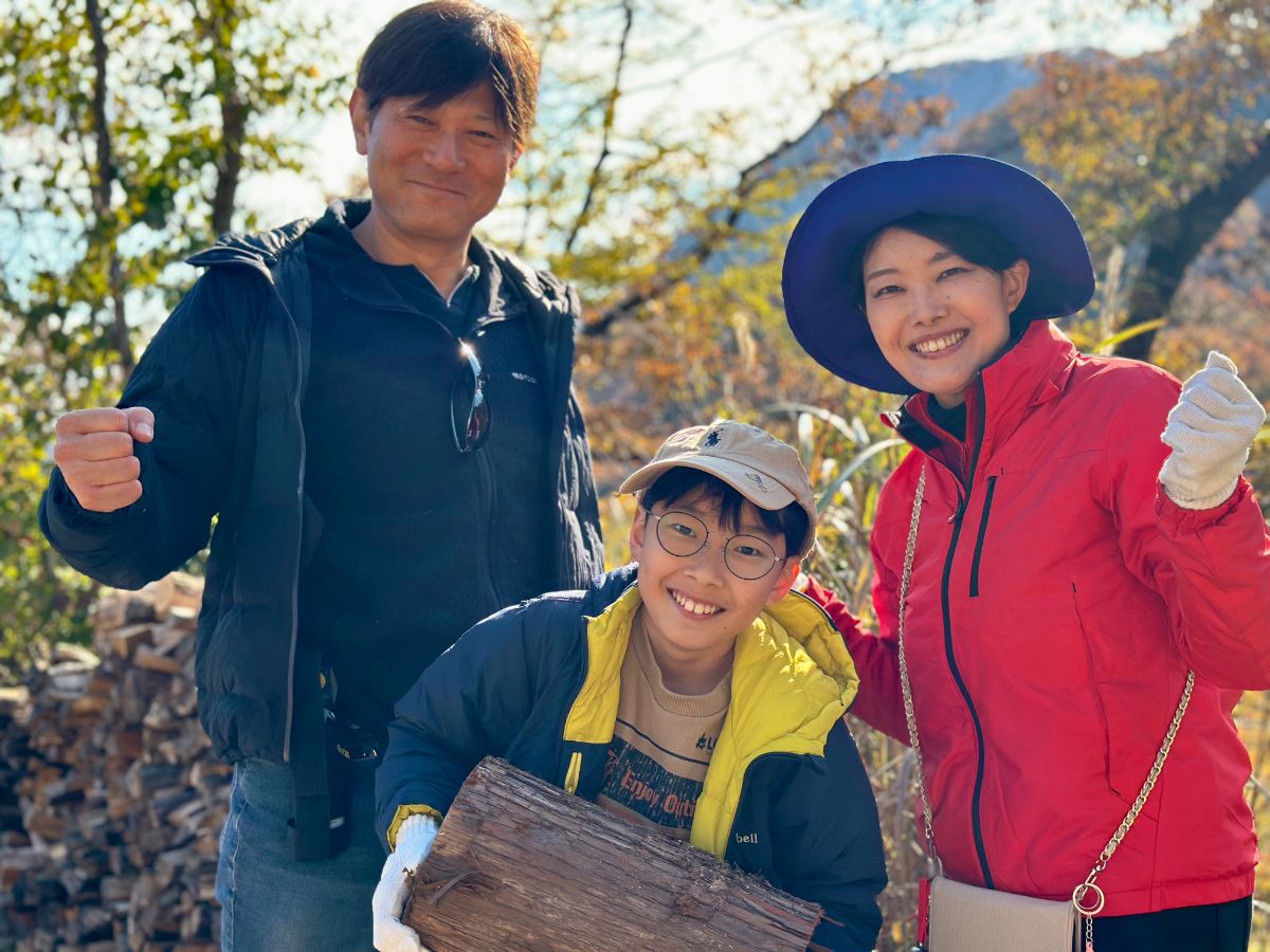 丸太を抱える参加者