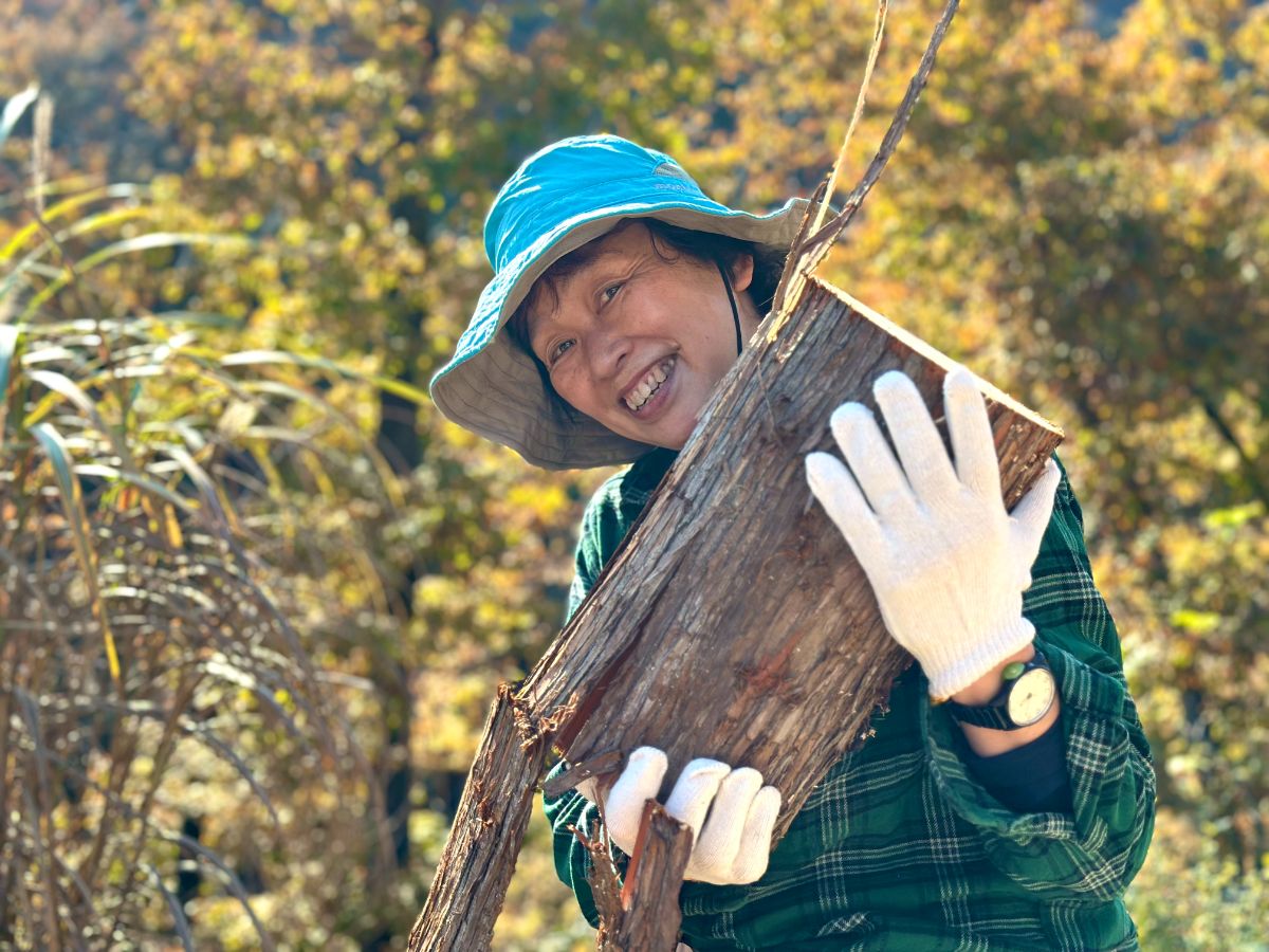 丸太を抱える参加者