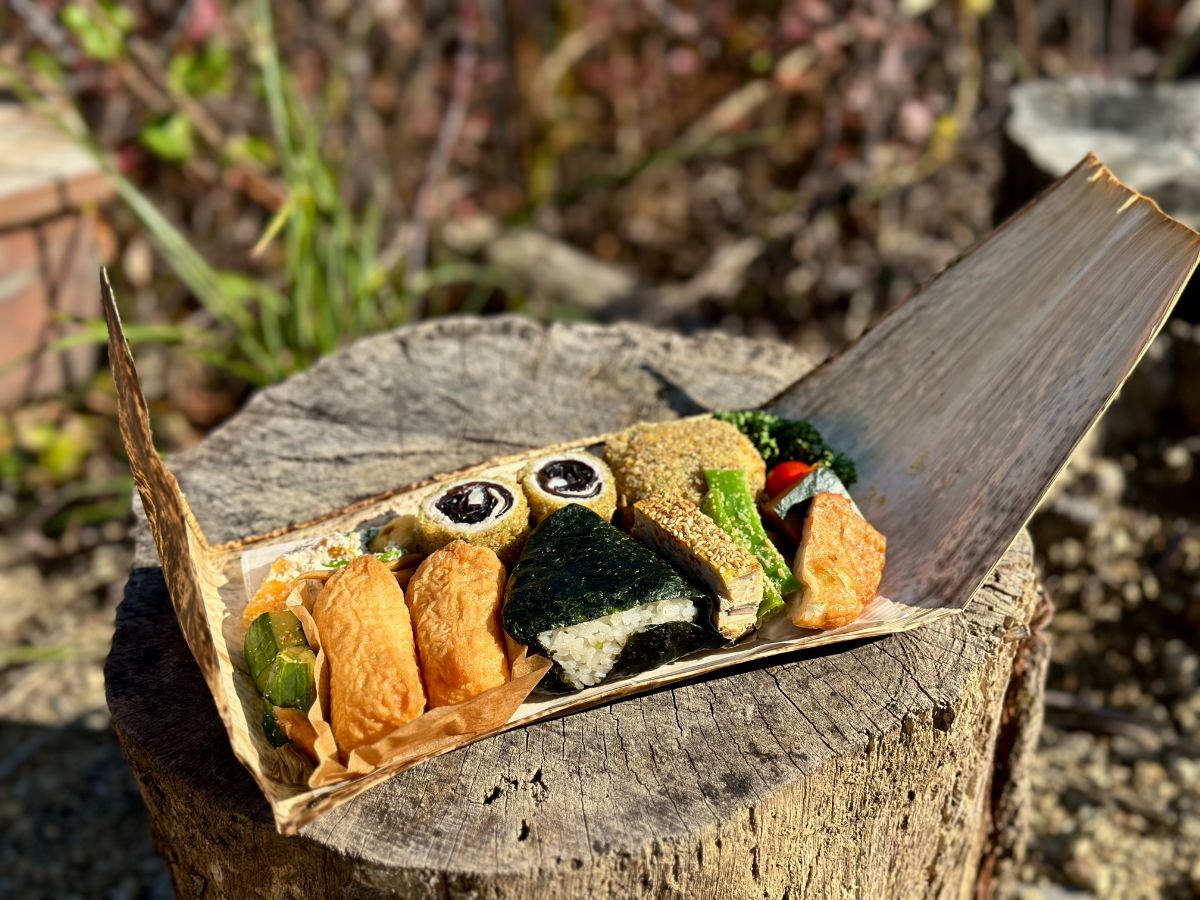 経木に包まれた山の幸たっぷりのお弁当