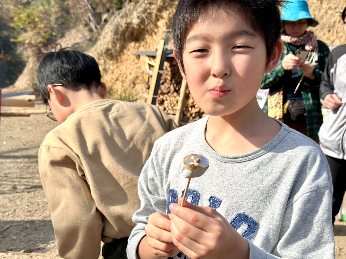 たき火で焼きマシュマロ
