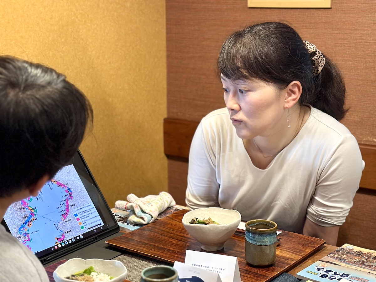 真剣な表情で資料に見入る参加者