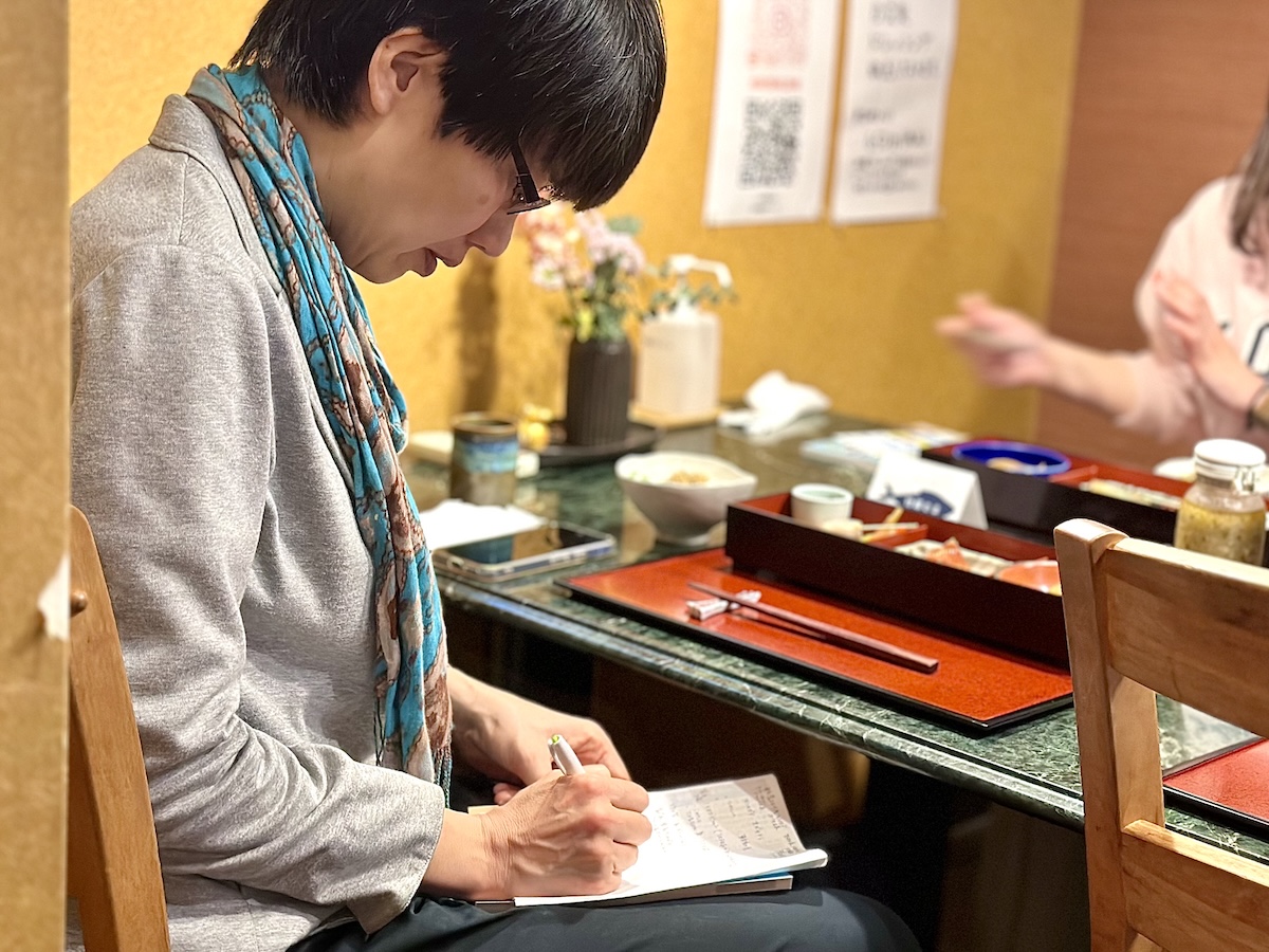 メモを取りながら講師の話を聞く参加者